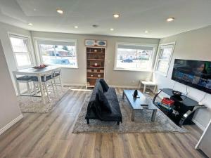 uma sala de estar com um sofá e uma mesa em Hamilton Mountain Plaza - Smart Home - Main Floor em Hamilton
