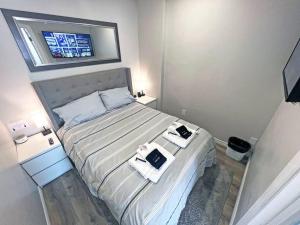 Säng eller sängar i ett rum på Hamilton Mountain Plaza - Smart Home - Main Floor