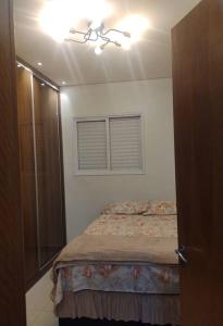 um quarto com uma cama e uma janela em Apartamento Luxxor Residence em Cuiabá