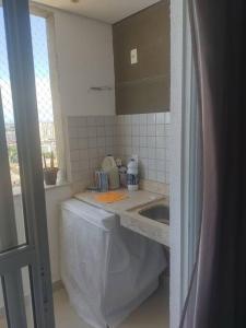 uma cozinha com um lavatório e uma bancada em Apartamento Luxxor Residence em Cuiabá
