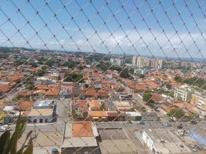 Blick auf eine Stadt mit Häusern und Dächern in der Unterkunft Apartamento Luxxor Residence in Cuiabá