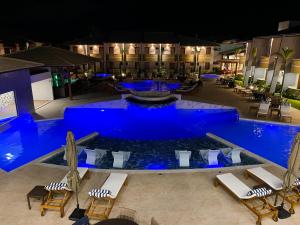- une piscine avec une fontaine au milieu dans l'établissement Principe do Mutá Hotel Design, à Santa Cruz Cabrália