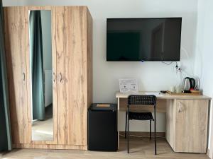 a room with a desk with a television on a wall at Airam Room’s in Capurso +17 photos