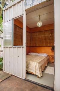 um quarto com uma cama dentro de um edifício em Auá Hostel em Petrópolis