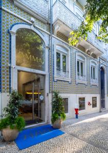 un negozio di fronte a un edificio con piante di fronte di AMMA Lisboa Hotel a Lisbona