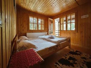 una camera da letto con un grande letto in una camera in legno di Rustic House a Bran