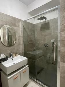 La salle de bains est pourvue d'une douche, d'un lavabo et d'un miroir. dans l'établissement Sol Casa, à Cosenza