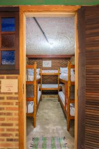 Auá Hostel في بتروبوليس: غرفة مع ثلاثة أسرة بطابقين في غرفة