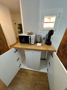 una cocina con encimera y microondas. en Espoz habitaciones, en Madrid