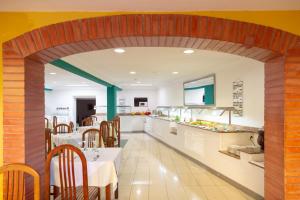 a dining room with an archway in a restaurant at Apartamentos La Carabela in Puerto de la Cruz
