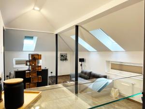 uma sala de estar com uma mesa de vidro e um sofá em Hotel Stiegler Bed & Breakfast em Timelkam