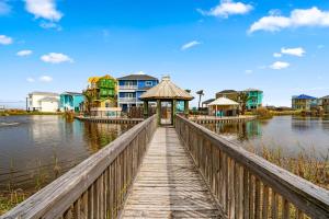 パドレ・アイランドにあるCasa Pura Vidaの家屋を架けた木の橋