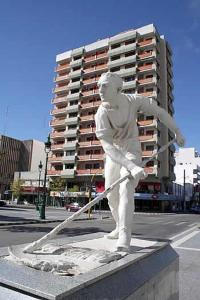 una estatua de un jugador de béisbol sosteniendo un bate en Departamento Catedral en Santa Rosa