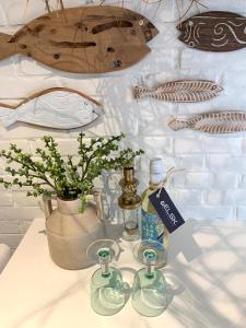 een tafel met twee glazen en een vaas met bloemen bij ELSK Cottage in Zandvoort
