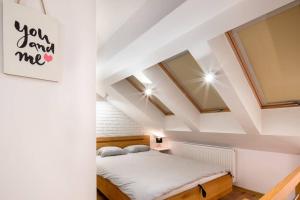 1 dormitorio en el ático con 1 cama y tragaluces en Spacious and calm spot en Cracovia