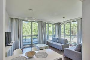salon z kanapą i stołem w obiekcie Apartamenty Świnoujście - Bałtycka w Świnoujściu