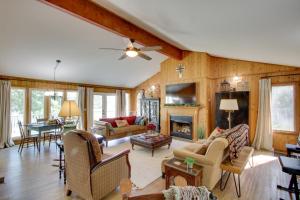 uma sala de estar com mobiliário e uma lareira em Waterfront Home Near Wilson Lake with Covered Porch! em Killen