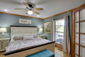 um quarto com uma cama e uma ventoinha de tecto em Waterfront Home Near Wilson Lake with Covered Porch! em Killen