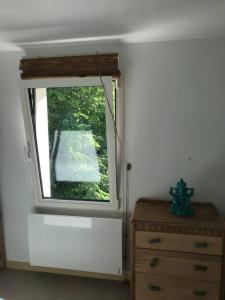 uma janela num quarto com uma cómoda e uma cómoda em Maison du Saleys em Salies-de-Béarn