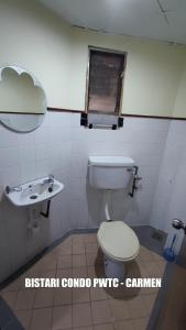 y baño con aseo y lavamanos. en Bistari Single Room, FEMALE guests only, Free wifi, en Kuala Lumpur