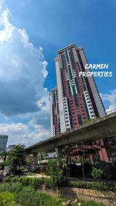 un edificio alto con un puente delante de él en Bistari Single Room, FEMALE guests only, Free wifi, en Kuala Lumpur