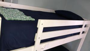 białe łóżko piętrowe z niebieską poduszką w obiekcie Los Angeles Zen Home w Los Angeles
