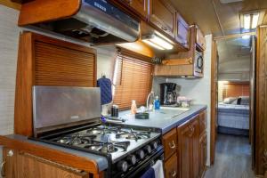 Il comprend une cuisine équipée d'une cuisinière et d'un évier. dans l'établissement Big Texan Airstream, à Amarillo