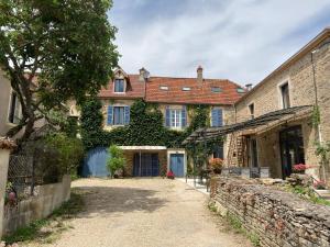 Saint-Romain的住宿－Clos de belle roche，旁边常春藤的房子