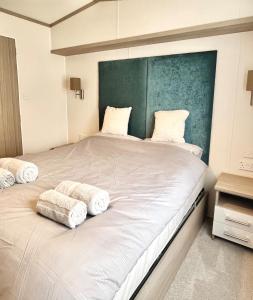 Woodview Retreat : غرفة نوم بسرير كبير عليها وسادتين