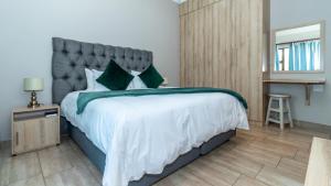 Ένα ή περισσότερα κρεβάτια σε δωμάτιο στο Euphoria Golfers letting House 405 Euphoria golf and life style estate +15 φωτογραφίες