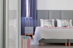 Voodi või voodid majutusasutuse MAR n MAR CROWN HOTEL-SUITES toas