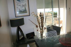 un salon avec une table en verre et une lampe dans l'établissement T3 vue mer 100m de la plage wifi et parking, à Saint Pierre La Mer