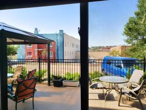 einen Balkon mit Aussicht, einem Tisch und Stühlen in der Unterkunft The Medicine Hat Villa in Medicine Hat