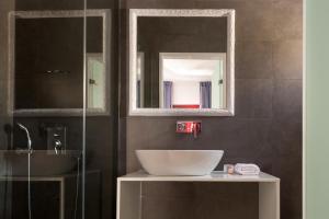 Vannituba majutusasutuses MAR n MAR CROWN HOTEL-SUITES