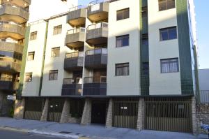 un edificio de apartamentos en la esquina de una calle en Apartamento Di Cavalcanti, en Guarapari