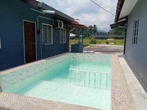 Bazén v ubytování Homestay Hulu Langat Riverview with POOL BBQ beside RIVER Netflix Village Vibes WiFi Free nebo v jeho okolí