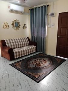 Posezení v ubytování Homestay Hulu Langat Riverview with POOL BBQ beside RIVER Netflix Village Vibes WiFi Free