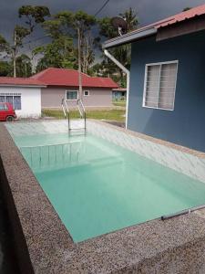Bazén v ubytování Homestay Hulu Langat Riverview with POOL BBQ beside RIVER Netflix Village Vibes WiFi Free nebo v jeho okolí