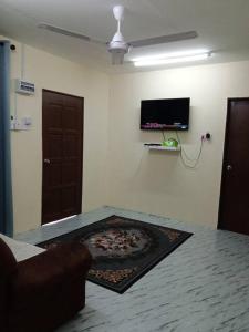 TV a/nebo společenská místnost v ubytování Homestay Hulu Langat Riverview with POOL BBQ beside RIVER Netflix Village Vibes WiFi Free