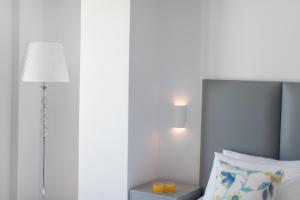 Voodi või voodid majutusasutuse MAR n MAR CROWN HOTEL-SUITES toas