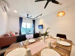 - un salon avec une table et un canapé dans l'établissement O1 Pavilion 1-10Pax Bukit Jalil 3Room 5Bed TV&WIFI, à Kuala Lumpur