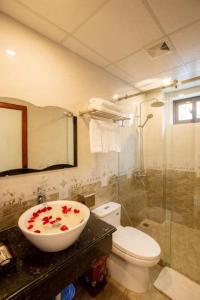 een badkamer met een wastafel, een toilet en een douche bij Lys Homestay in Ninh Binh