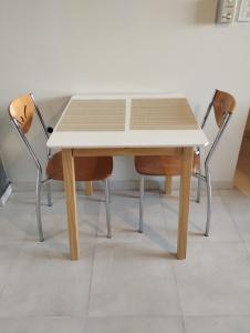 ein weißer Tisch mit zwei Stühlen in der Unterkunft Jujuy 303 y Piedras in San Miguel de Tucumán