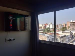 einen Flachbild-TV an einer Wand neben einem Fenster in der Unterkunft Jujuy 303 y Piedras in San Miguel de Tucumán