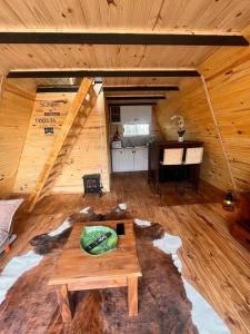 Zimmer mit einem Tisch in einer Holzhütte in der Unterkunft escapada romántica in Villa Serrana