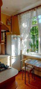 een keuken met een tafel en een raam in een keuken bij Gagarina Naberegnaya in Dnipro