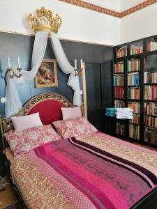 una camera da letto con un letto con una corona sul muro di Luxury near Castle a Vienna