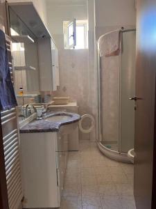 a bathroom with a shower and a sink and a toilet at Casa Vale fronte mare in Ventimiglia