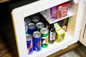 - un réfrigérateur rempli de canettes de soda et d'autres boissons dans l'établissement Boulevard Resorts, à Kakkadampoyil