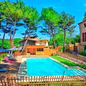 uma piscina num quintal ao lado de uma casa em L'Entre-Nous Carcassonne em Carcassonne